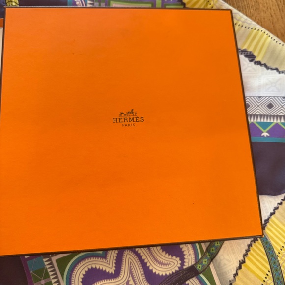 LNWT: Hermes 90 Silk Scarf with box and tag - Picture 14 of 16